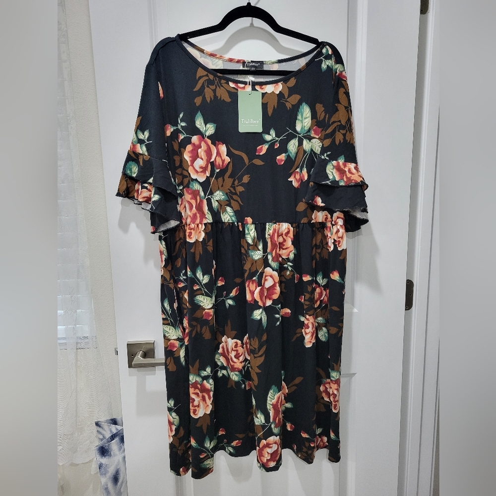 Tralilbee Plus Size Gorgeous Floral Black 3/4 Sleeve Dress w/Ppockets